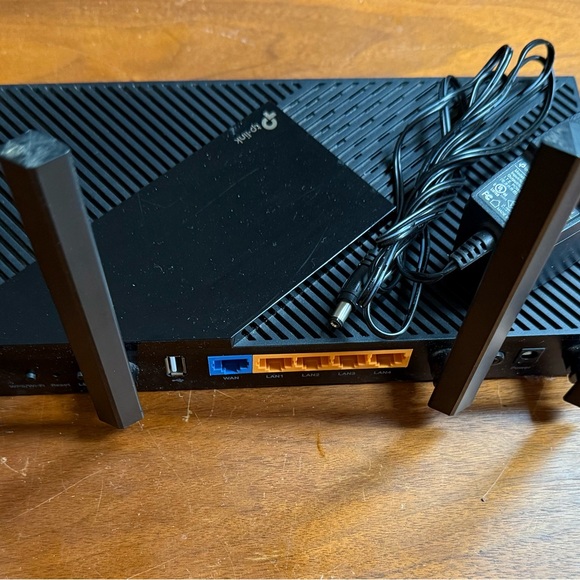 TP-Link Black Networking Router - Picture 3 of 5